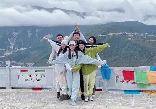 何超莲窦骁甜蜜出游与好友摆夕阳红拍照姿势搞笑十足