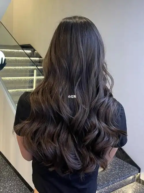 中长发女生一定要尝试的法式大波浪卷发