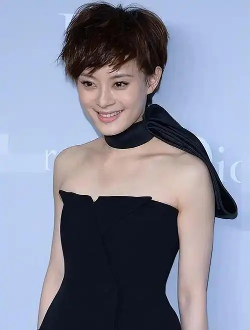 30岁以上女演员的魅力:挑战年轻少女角色成功展现自我