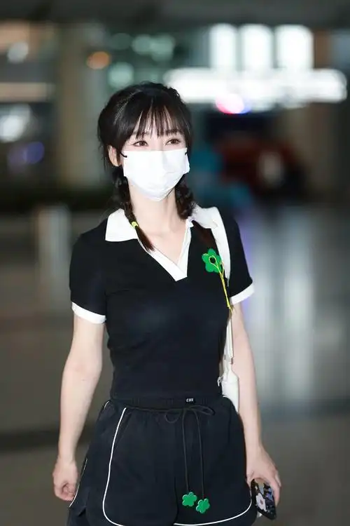 柳岩现身成都双流机场短裤套装配中筒袜造型减龄
