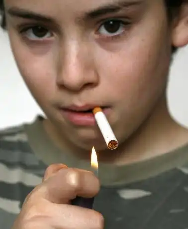 高一孩子吸烟被停课怎么办高中孩子在学校抽烟被开除可以吗