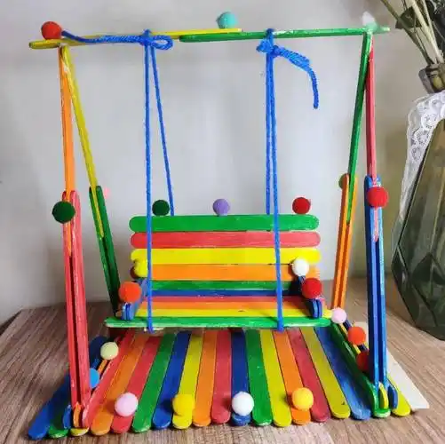 手工作品名字叫"老虎笔筒",用到的材料主要是洗衣液瓶口的保护硬纸套