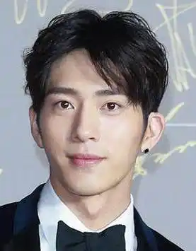 来看看最新沉稳有内敛的方脸男士发型推荐吧!