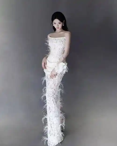 被杨超越的抹胸蕾丝礼服裙惊艳了,"白幼瘦"美人果然适合纯欲风