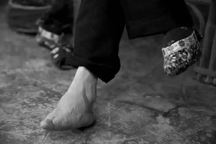 缠足是中国古代的一种陋习,即把女子的双脚用布帛缠裹起来,使其变成为