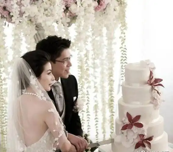 多年之后,当人们再次回想起郭晶晶与霍启刚那场盛大的婚礼,依旧会心生