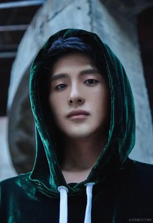 孙艺洲香蕉街拍 酷帅自然第16张图