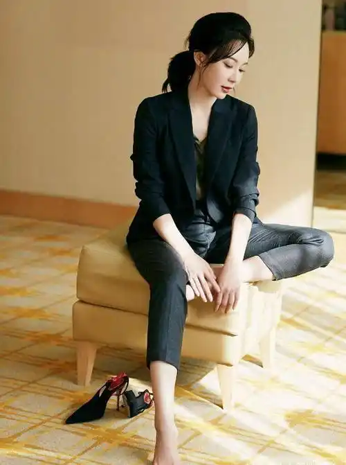 陈数拍西装大片心真大,里面只穿一件衣服,身材真有料!