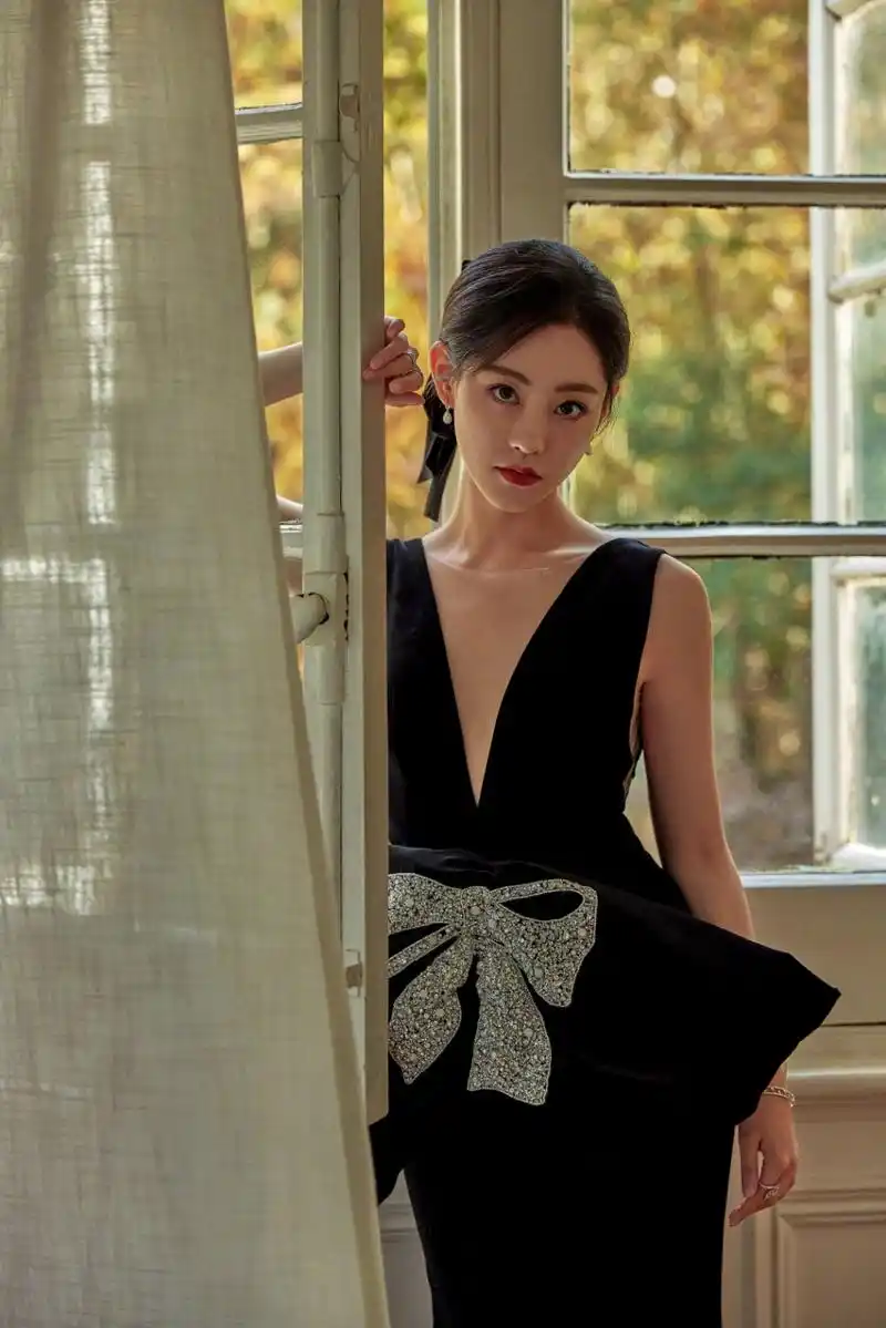 祝绪丹不愧是杨幂看中的人,穿深v裙领口开到腹部,这身材真绝了