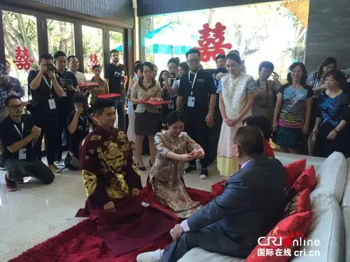 刘诗诗给父母敬茶