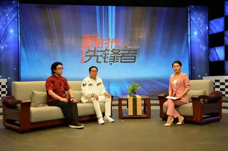 访谈节目《新时代先锋者》之延柱善行续大爱 洪才书画写春秋