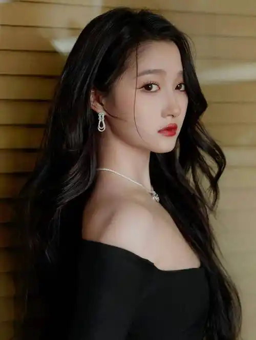 关晓彤小黑裙展示优越大长腿,睡衣趴性感又可爱_黑色_漂亮_比例