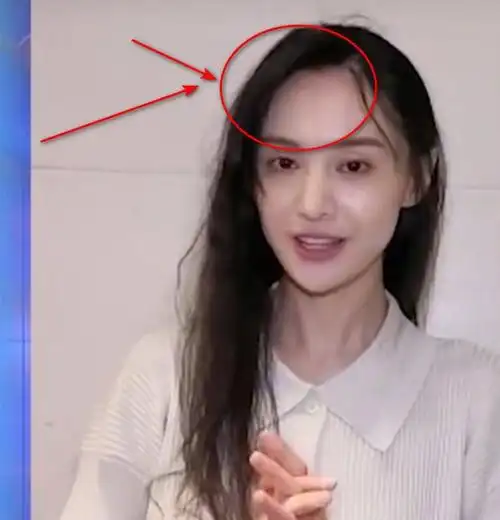 郑爽素颜出镜官宣视频失去美颜效果后尽显真实发际线太过残忍