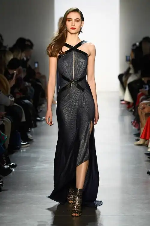 人气女星peytonlist身穿tadashishoji2018秋冬走秀款礼服性感出席hulu