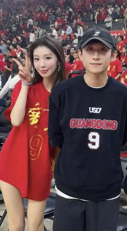 而在窦骁与何超莲结婚时,张一山也亲自前往巴厘岛见证好友的幸福时刻.