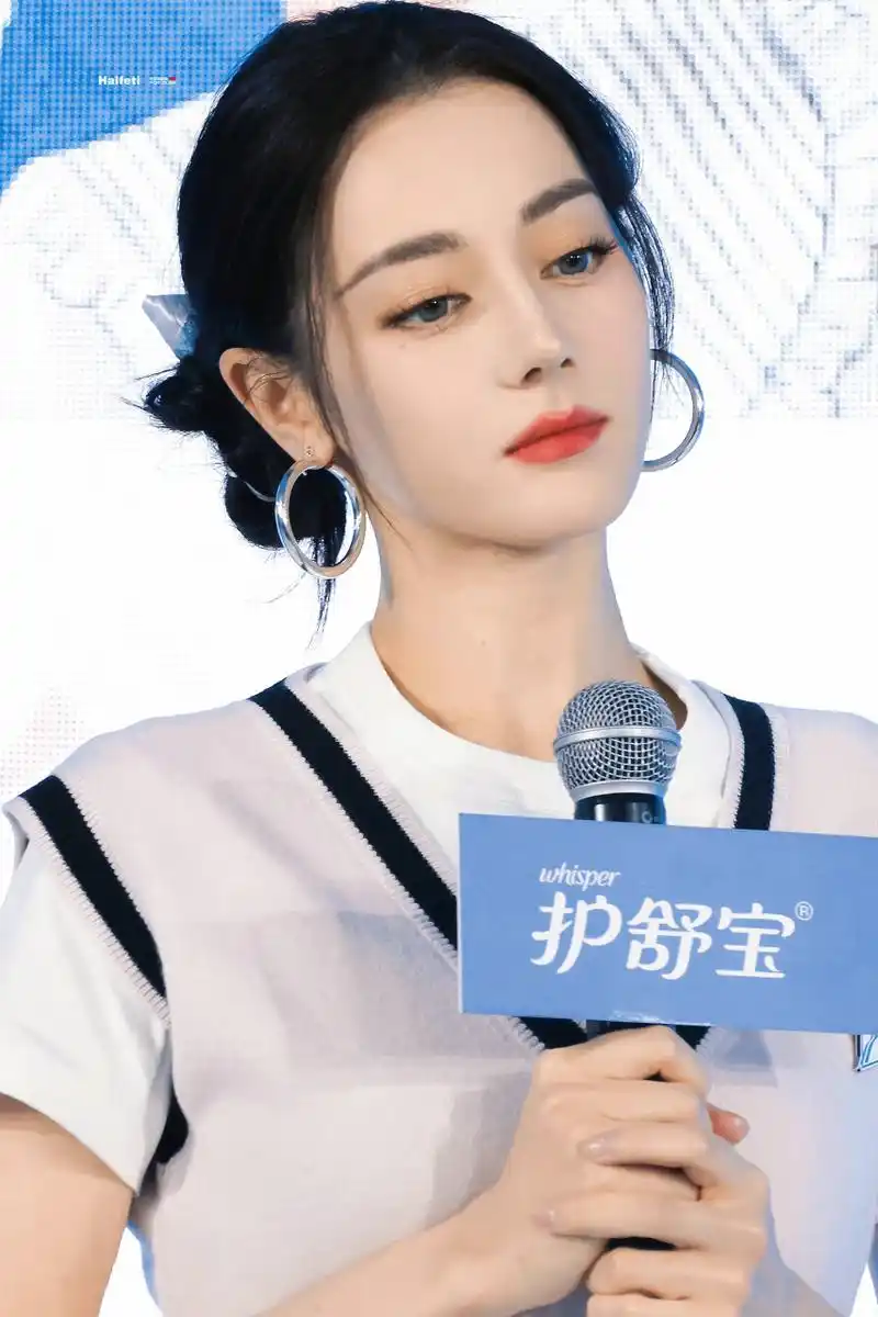 乖宝宝#迪丽热巴# ,嘟着嘴,好像有点不开心!