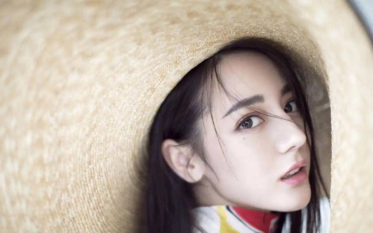 迪丽热巴成熟魅力杂志写真图片桌面壁纸