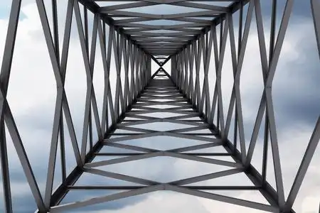 从地面上看到的巨大的电源线支持.灰色的天空与云彩.