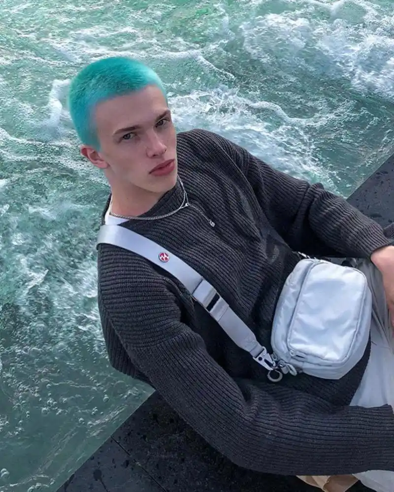 说实话,我第一眼就被俄罗斯男模特 vanya 的帅气惊艳到了,他的身材