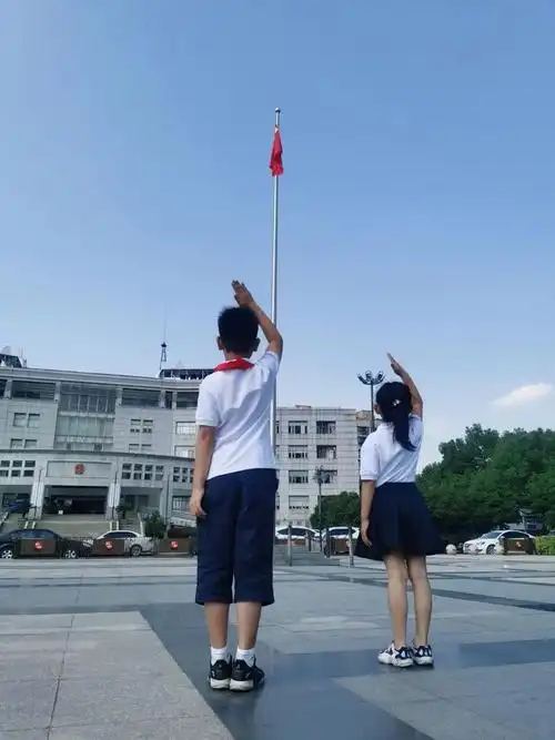 学校少工委将爱国教育和劳动教育有机结合,组织全校少先队在国庆期间