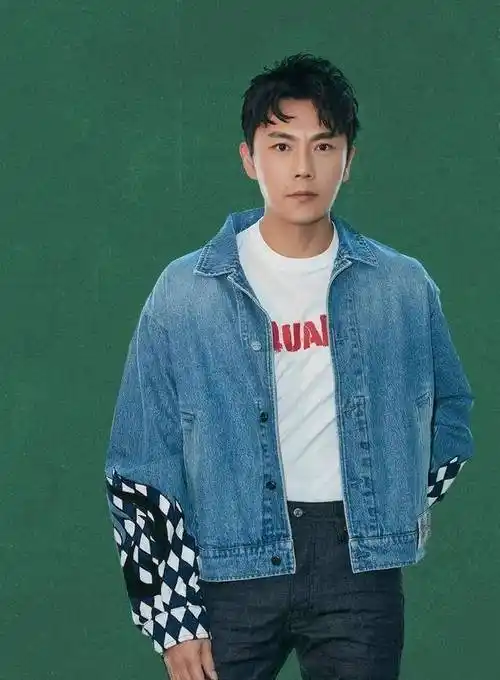 "软妹子"秦昊真潮!机场秀堪比男友风模板,颜值丝毫不输小鲜肉_秦昊约_