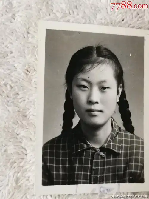 五六十年代大辫子美女学生_价格6元【老照片老物件杂项铺】_第1张