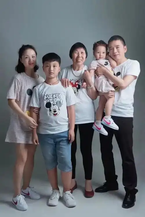 程刚与石晶的全家福妻子石晶是省妇幼保健院副主任护师,湖南省第四批