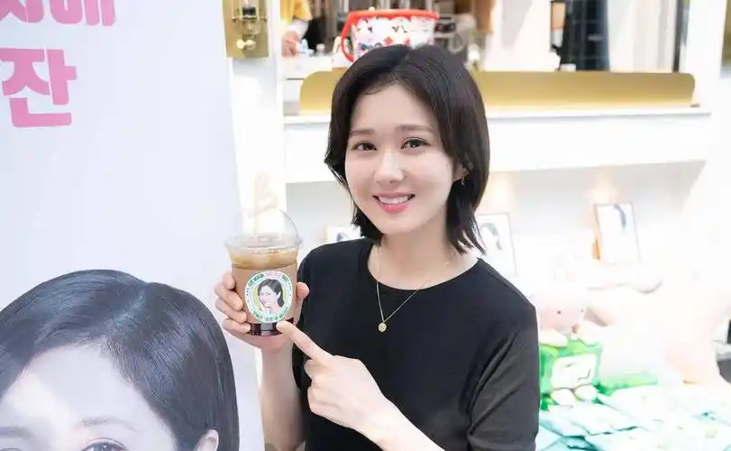 张娜拉剪短发后更有灵气,中分披肩短发清爽减龄,看不出39岁了!