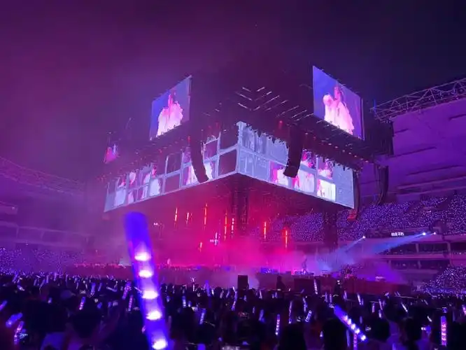 华晨宇演唱会万人看日出##华晨宇演唱会施了一种很新的法