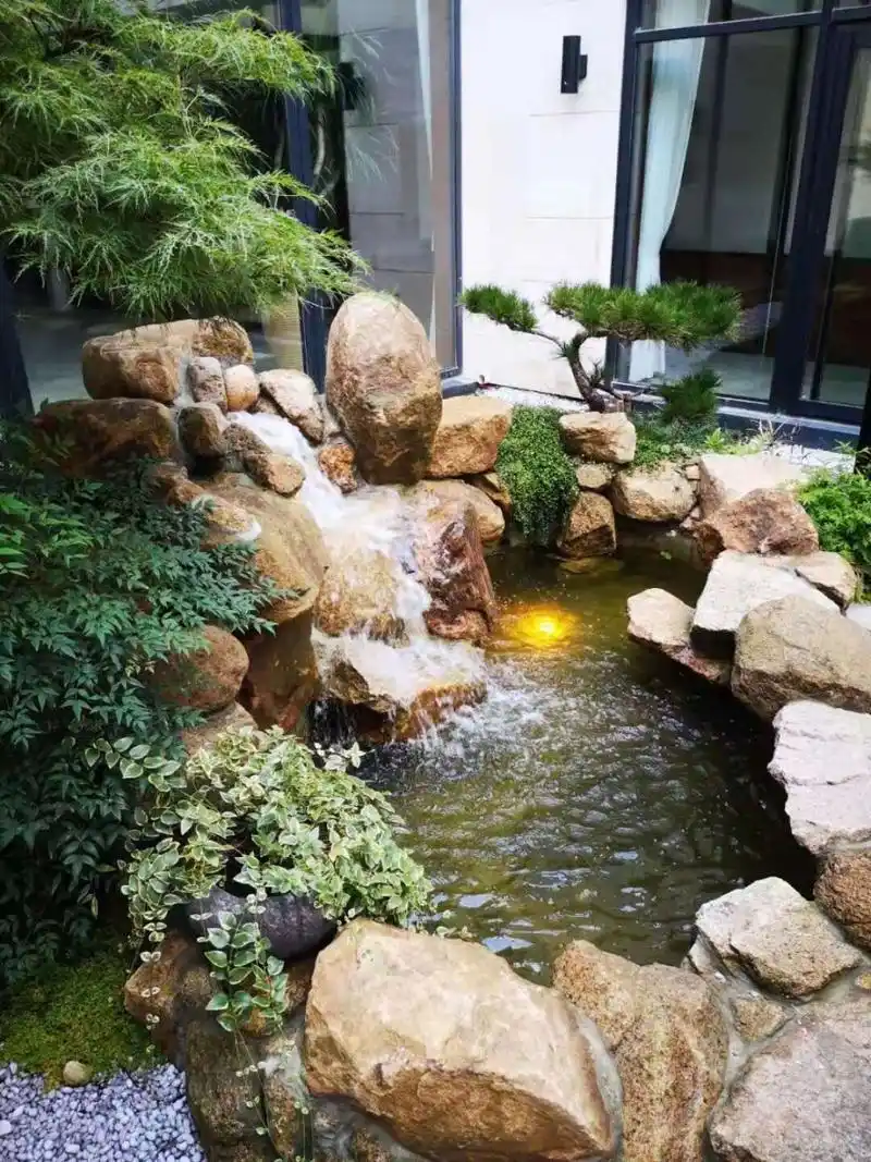 小假山鱼池实景 老山石堆叠的假山鱼池自然野趣