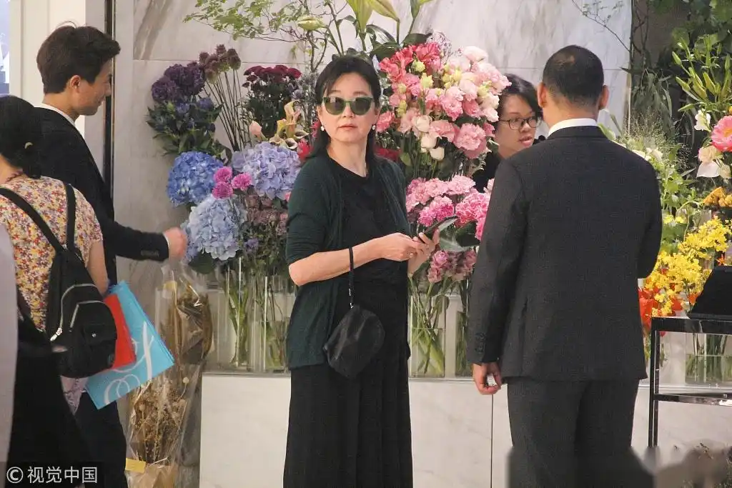 近日,有台媒报道,林青霞已与香港富商老公邢李原离婚,且拿了20亿港币