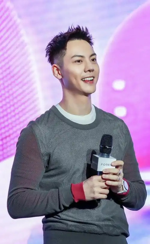 如何根据发型来选择衣服?配错会拉低颜值,陈伟霆是这样子搭选的