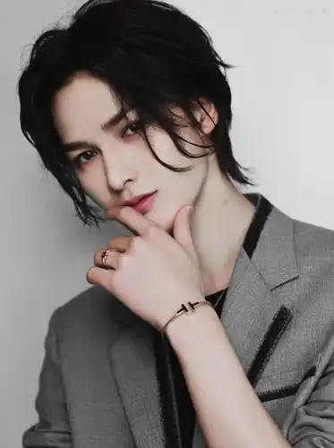 朱正廷帅气长发慵懒迷人写真