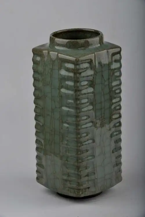 3,南宋官窑虾青釉八方花觚