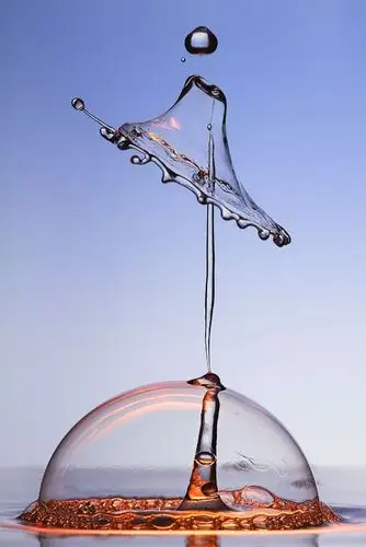 高速闪光:定格水滴落水的瞬间