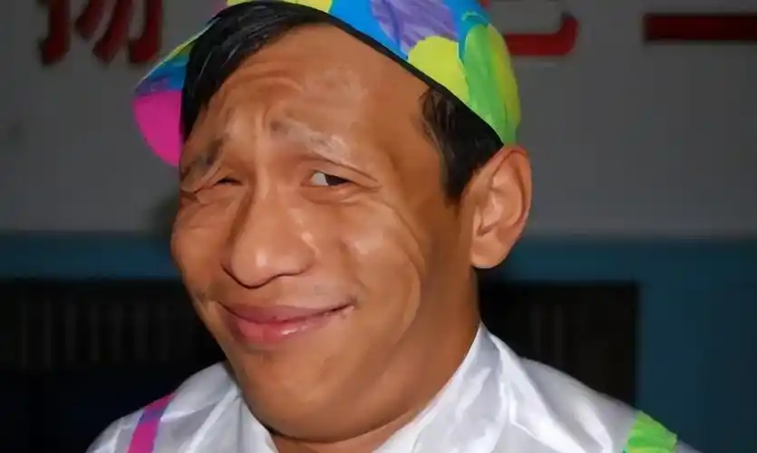 宋小宝小品搞笑大全2013(演员宋小宝:成名后抛弃霍晓红,再婚娶粉丝