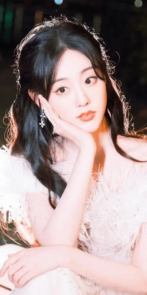 祝绪丹正值花期,穿羽毛流光裙海边随拍,宛如拿冰激凌的在逃公主|杨幂