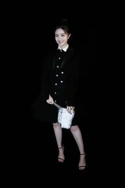 李兰迪的穿搭不只可爱,复古,端庄特立独行的风格,让你大跌眼镜