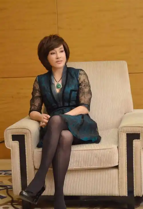 原创65岁刘晓庆近照似面具耳垂和脖子连一体只靠假发遮挡