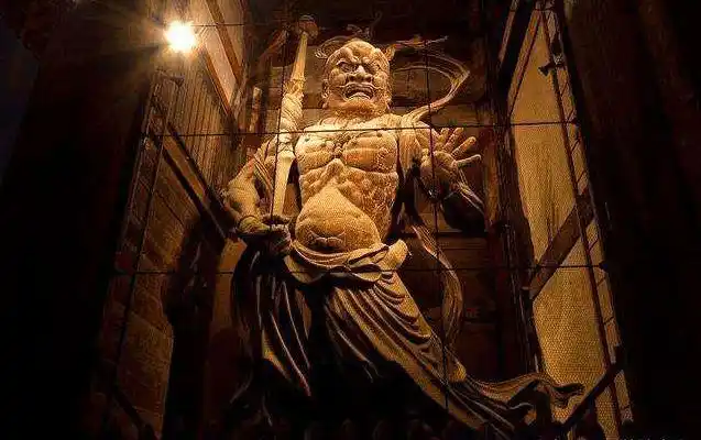 也无香火的小庙,里面只有一尊不知名的,凶神恶煞的神像,也许这就是没