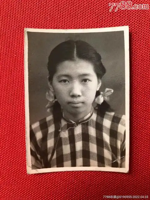 50年代穿格子衬衫留辫子的漂亮女孩老照片