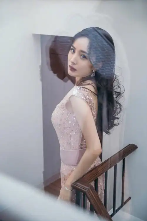 杨幂壁纸 穿婚纱的她,你爱了嘛