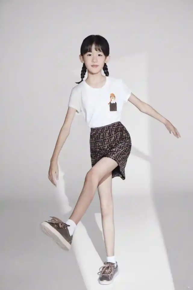 原创鲍蕾晒女儿陆雨萱新写真一副大长腿超吸睛被称女版陆毅