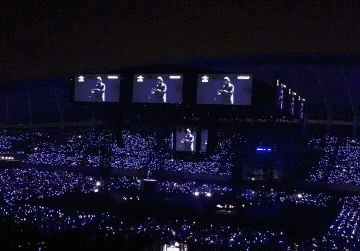 演唱会的歌单,几乎都是大家耳熟能详的曲目 好啦, 接下来让我们在荧光