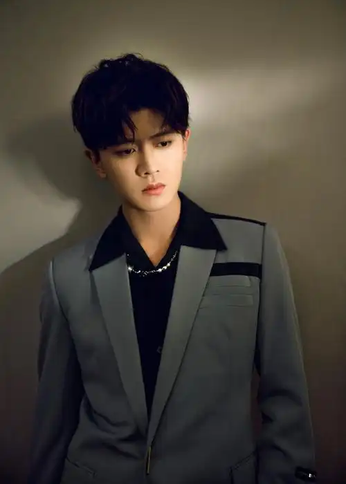 任嘉伦最新造型 半隐光影里释放型男魅力