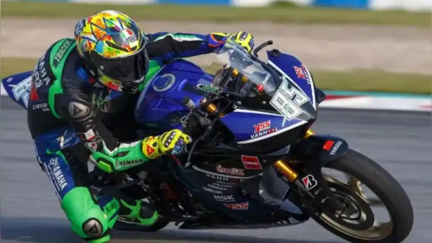 王一博触发摩托车手技能,排位赛拿下单组第一,这个过弯帅爆了!