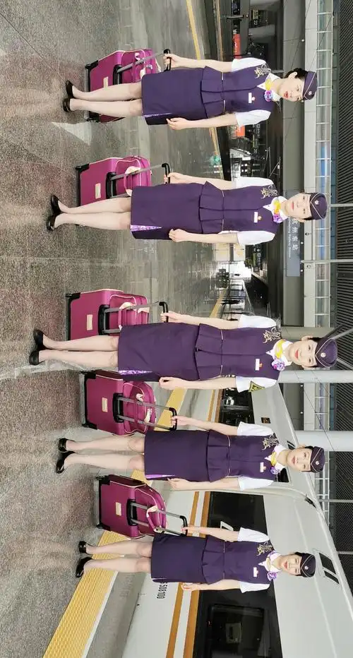 高铁乘务员们有着干净整洁的服装,青春靓丽的外形,文明礼貌的态度