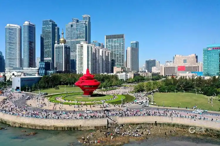 青岛五四广场人从众市民游客赶海忙