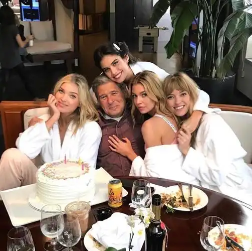 他是维密天使钟爱的大猪蹄子美女环绕左拥右抱十分花花公子