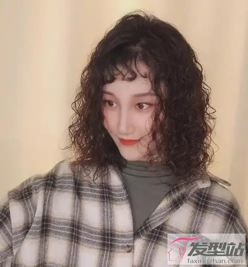 短发烫羊毛卷好看吗 蓬松显发量瘦脸必备_发型站_最新流行发型设计